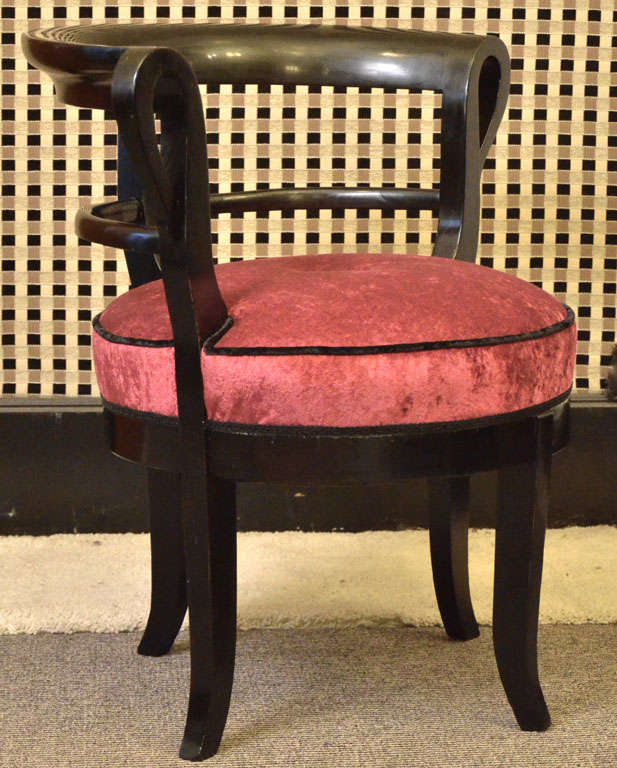 pair of armchairs very special, in a room or in an entrance alongside a chest of drawers.