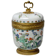 A famille verte covered pot. 18th century