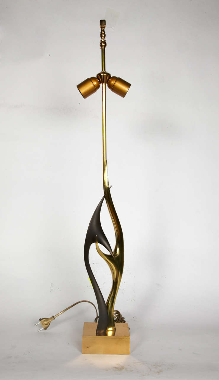 Skulpturale Lampen aus Bronze, signiert von Willy Daro.
Ein Sonnenschutz ist nicht vorgesehen.