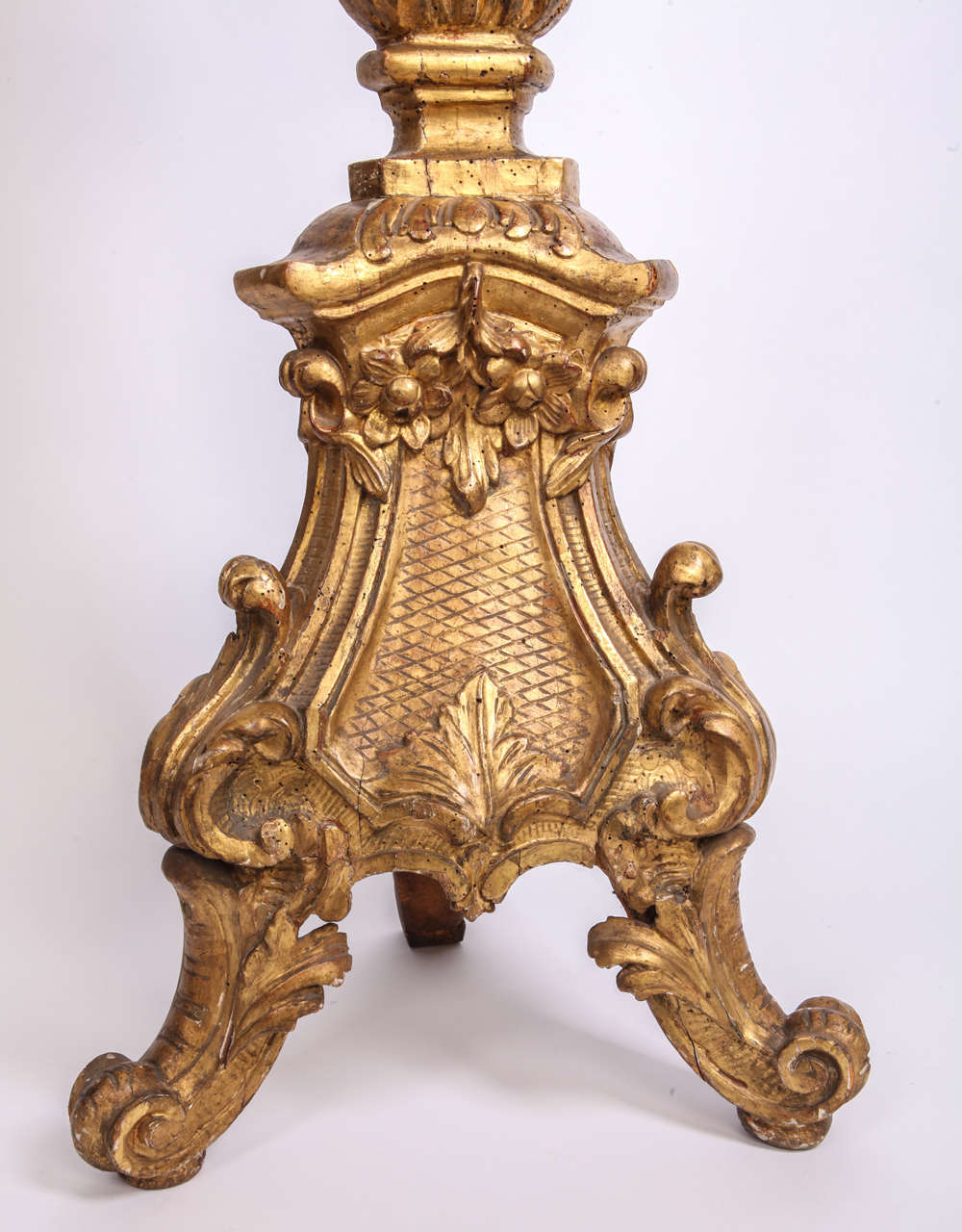 Baroque Italian Early 18th Century Giltwood Torchiere or Floor Lamp 1720 For Sale