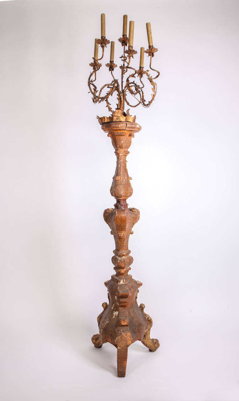 17ème siècle Torchère ou lampadaire italienne en bois doré du début du XVIIIe siècle 1720 en vente