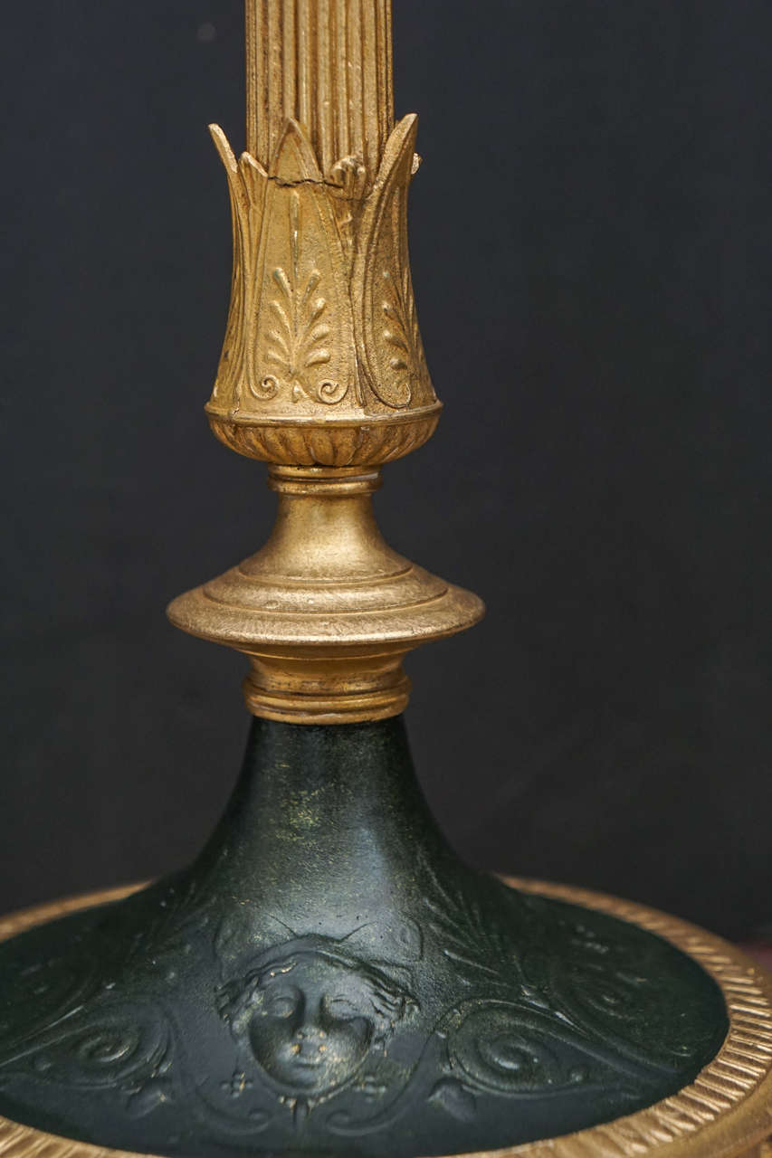 Coppia di candelabri francesi neo-greci del XIX secolo in ferro dorato e tole In condizioni buone in vendita a Hudson, NY