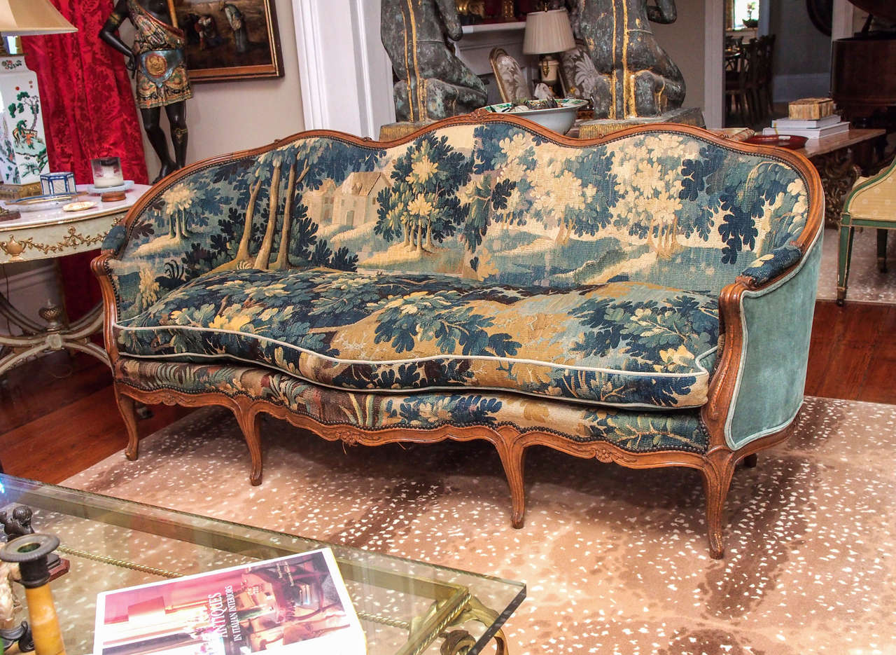 French Walnut Louis XV Canapé Covered in 17th Century Tapestry In Good Condition In Natchez, MS