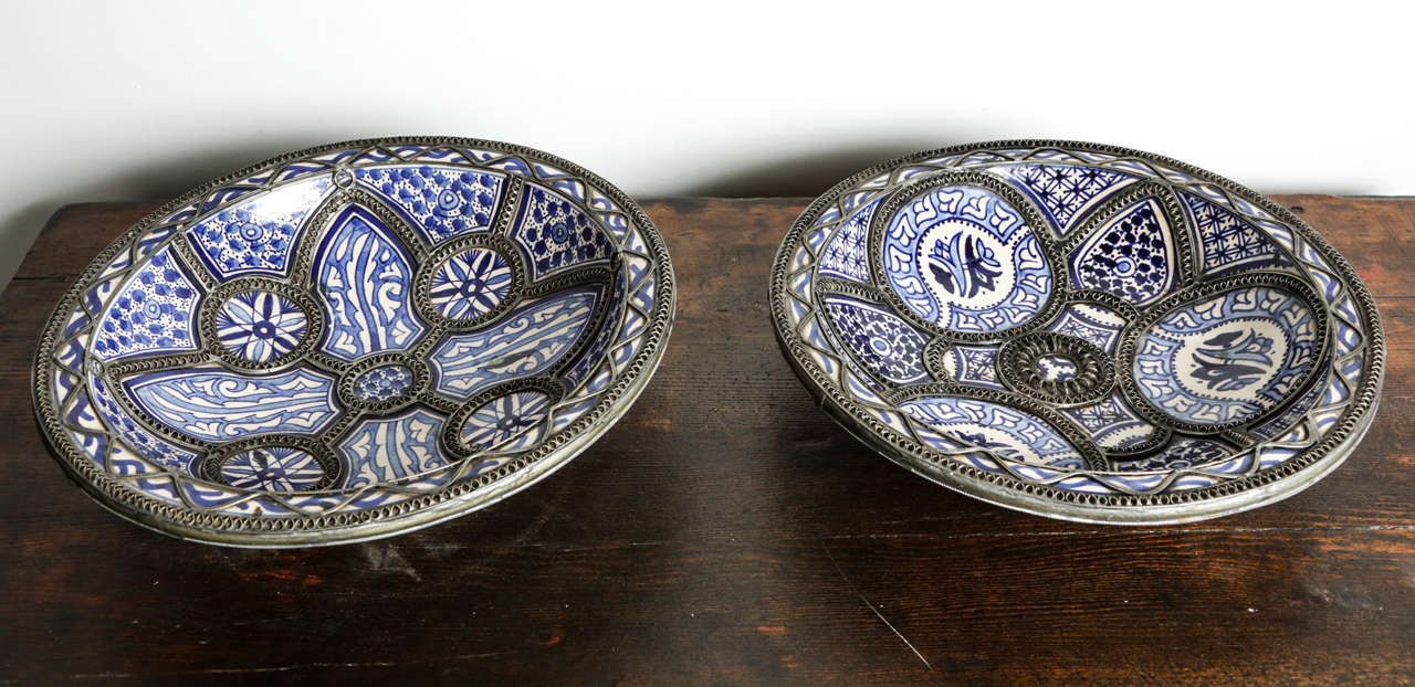 Handcrafted large pair of Moroccan blue and white decorative ceramic plates from Fez.
Polychrome Bleu de Fez, very nice designs handmade by artist in Fez geometrical and floral designs and adorned with nickel silver filigree designs.