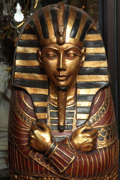 Réplique en bois peint grandeur nature du sarcophage du roi Tut Excellent état à New York, NY