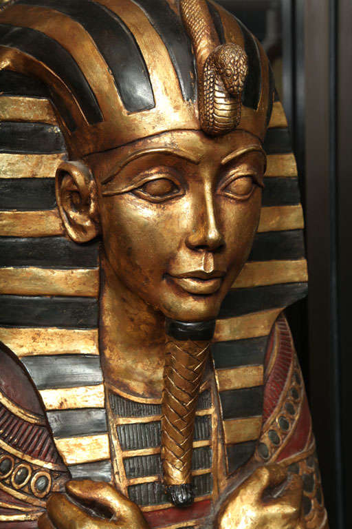 Réplique en bois peint grandeur nature du sarcophage du roi Tut 1