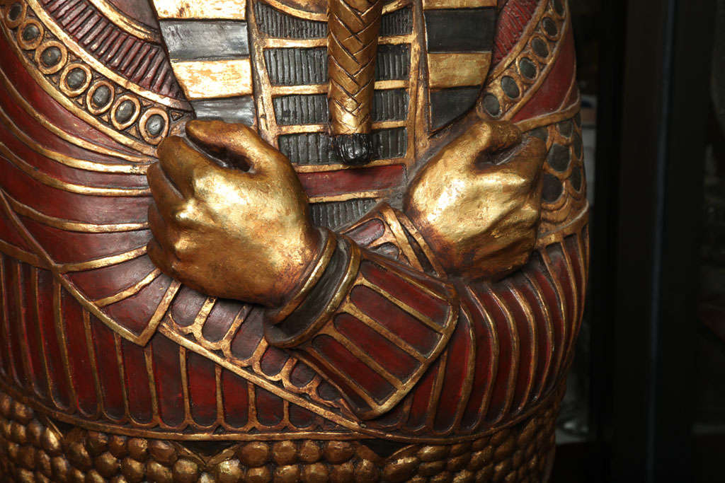 Réplique en bois peint grandeur nature du sarcophage du roi Tut 2