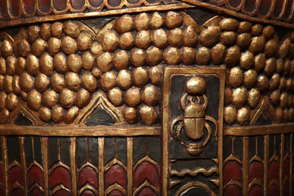Réplique en bois peint grandeur nature du sarcophage du roi Tut 5