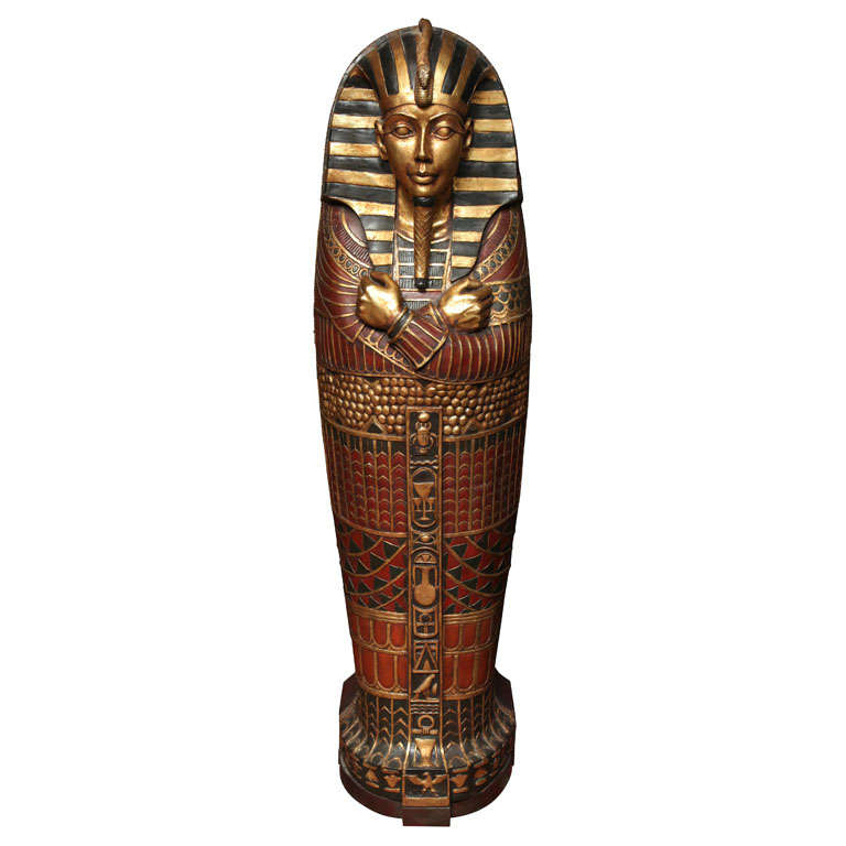Réplique en bois peint grandeur nature du sarcophage du roi Tut