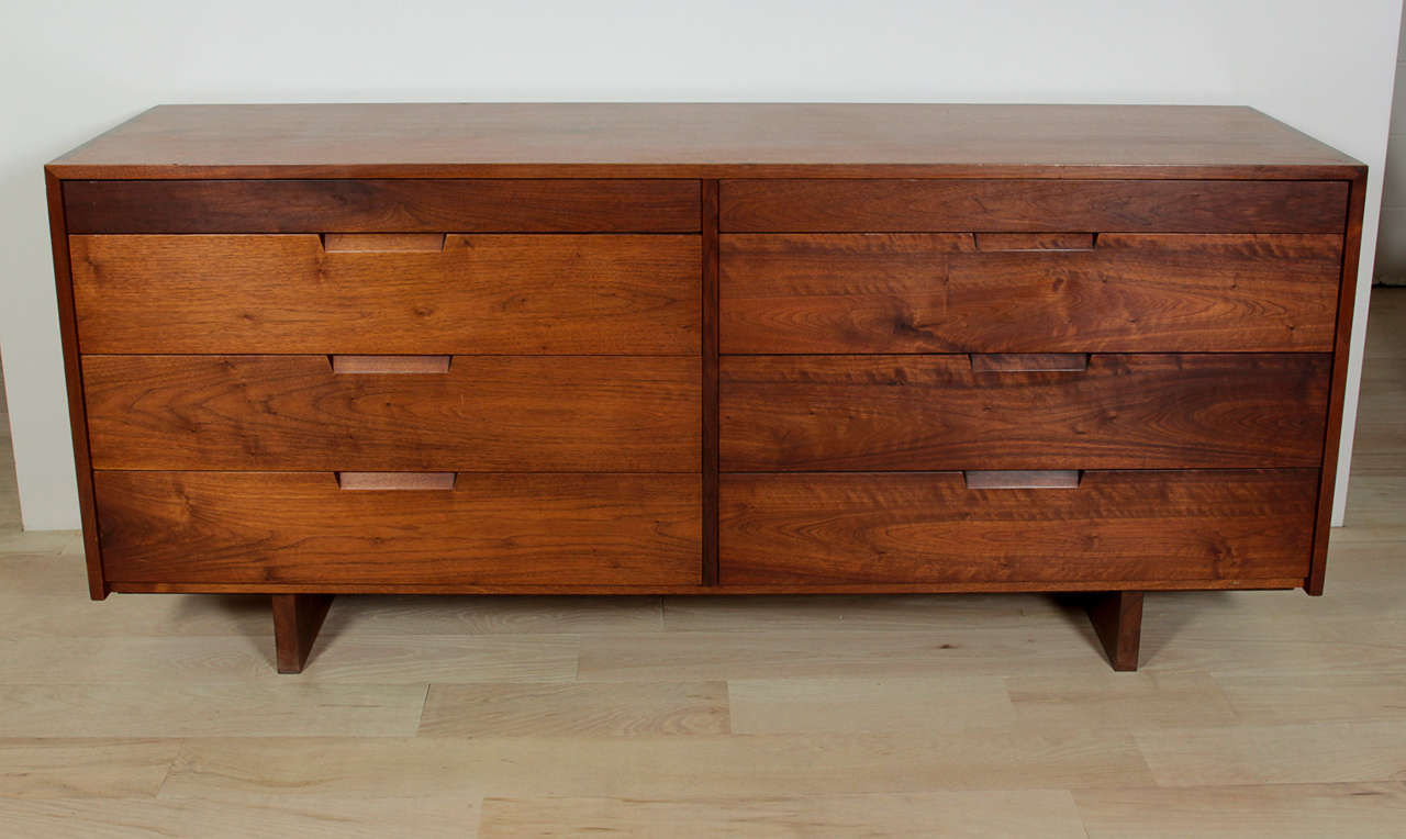 Double dresser in walnut, dovetail case.

Provenance available.