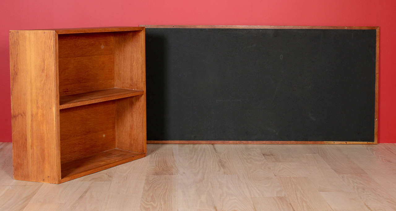 Bookshelf in oak veneered wood, oak, blackboard in oak and painted cork.

Designed for la chambres d'etudiant del la Maison du Bresil, Cite Internationale Universitaire de Paris, 1957-1959