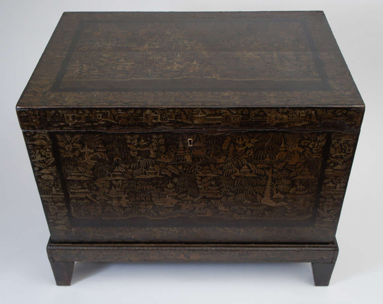 Anglo-Indian Chinoiserie Lacquer Chest, c. 1820 In Good Condition In Kinderhook, NY