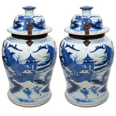 Paire de grandes jarres de temple chinoises bleues et blanches