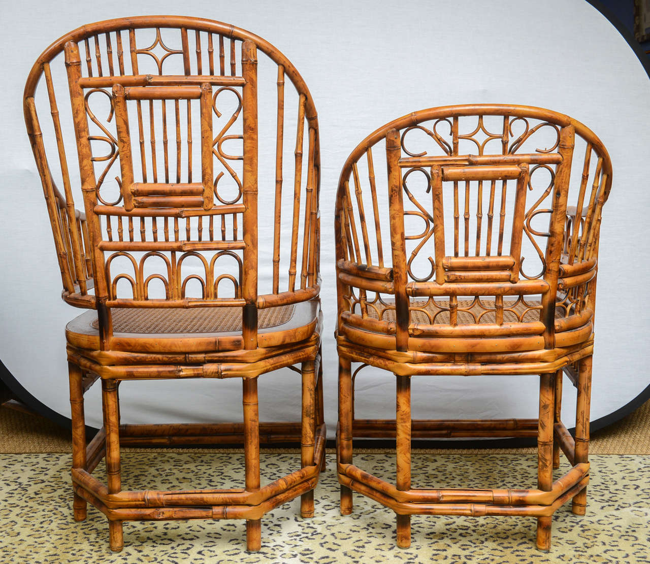 Hervorragendes Set aus vier chinesischen Chippendale-Stühlen aus Bambus und zwei Sesseln (Mitte des 20. Jahrhunderts)