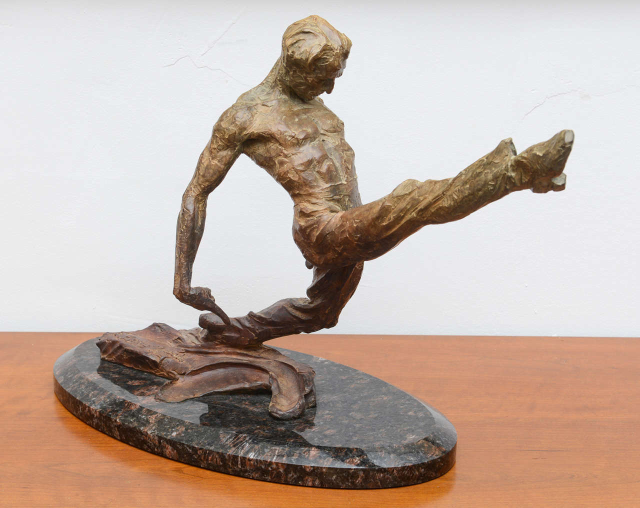 US based sculptor Richard MacDonald, gorgeous sculpture in bronze and marble. Signed on base. 15/90.  USA 2002