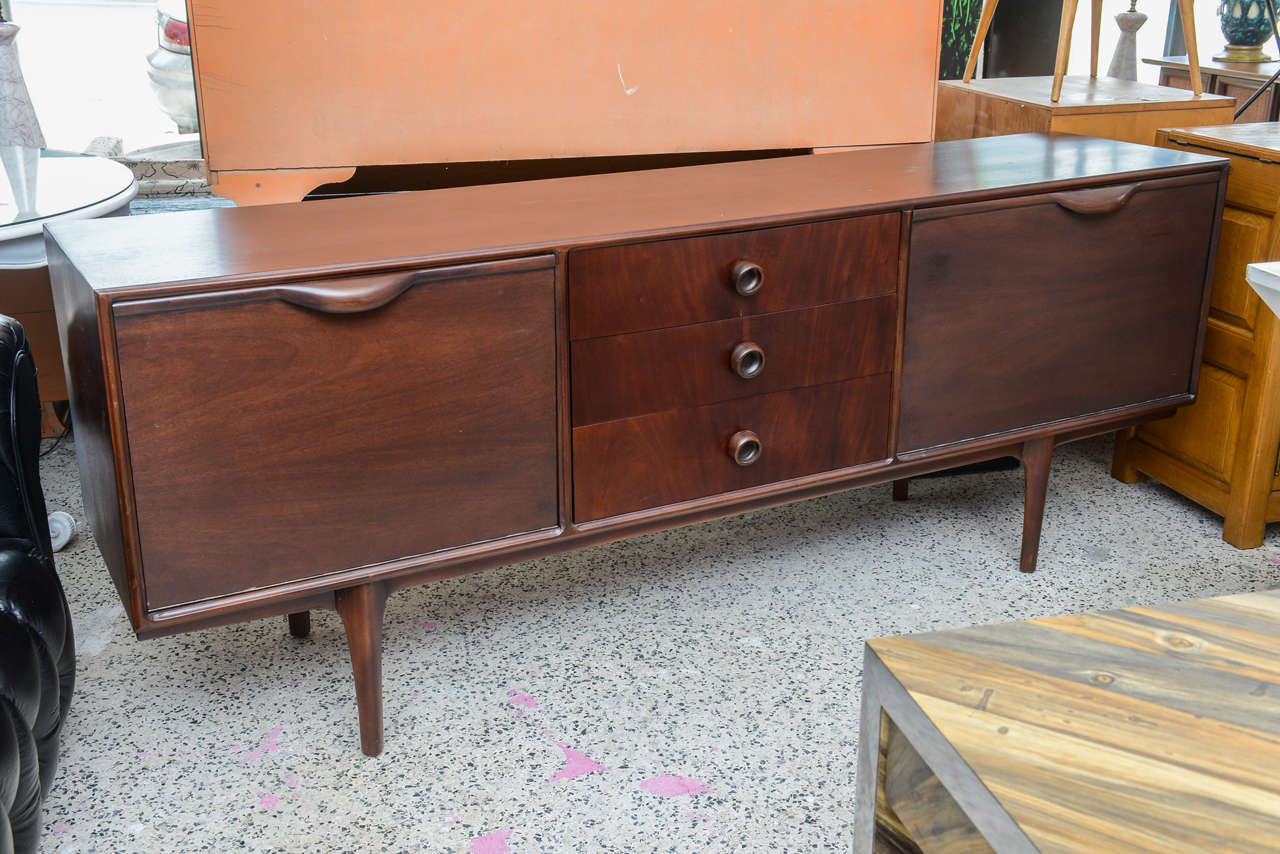 Wunderschöne brasilianische Mahagoni-Credenza oder -Buffet aus den 1960er Jahren, Brasilien.
Wunderschön restauriert.