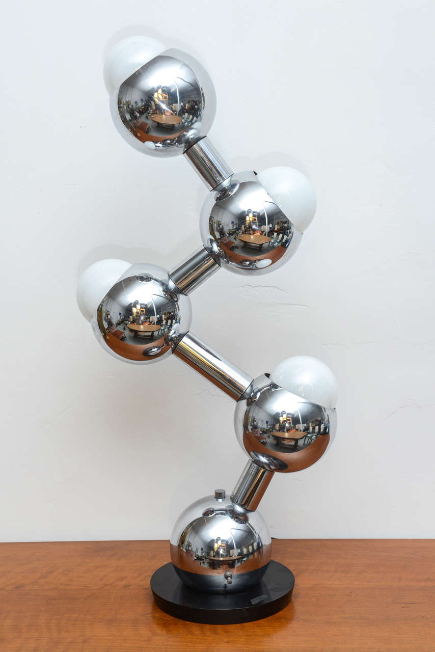 Amusante lampe de table atomique chromée à plusieurs ampoules datant des années 1950 aux Etats-Unis par Robert Sonneman.