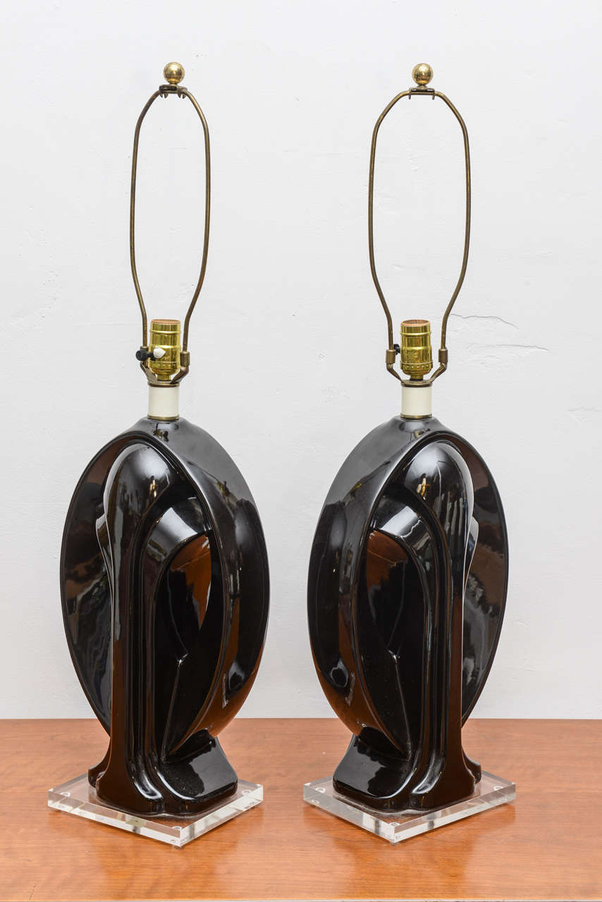 Superbe paire de lampes en céramique noire avec base en Lucite, USA, années 1950.