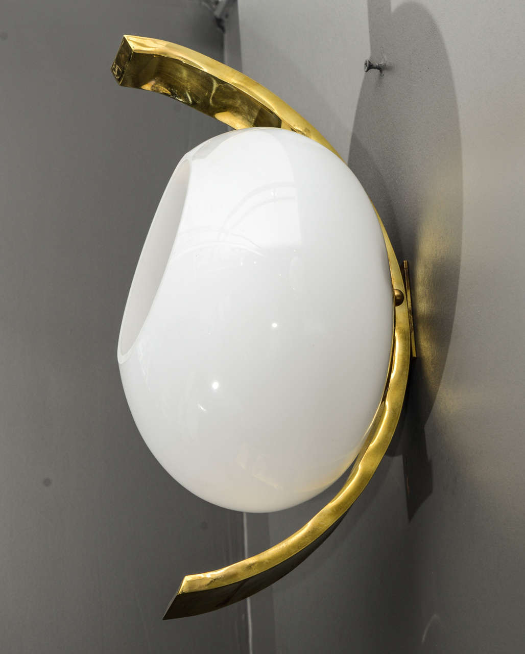 Set of Six Elegant Brass and White Glass Wall Sconces In Excellent Condition For Sale In Saint-Ouen, IDF