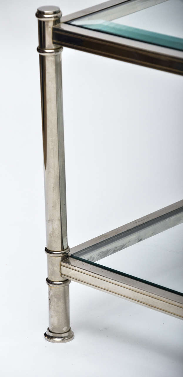 Französischer zweistöckiger Couchtisch aus Chrom und Glas, Moderne der Mitte des Jahrhunderts im Zustand „Hervorragend“ im Angebot in East Hampton, NY