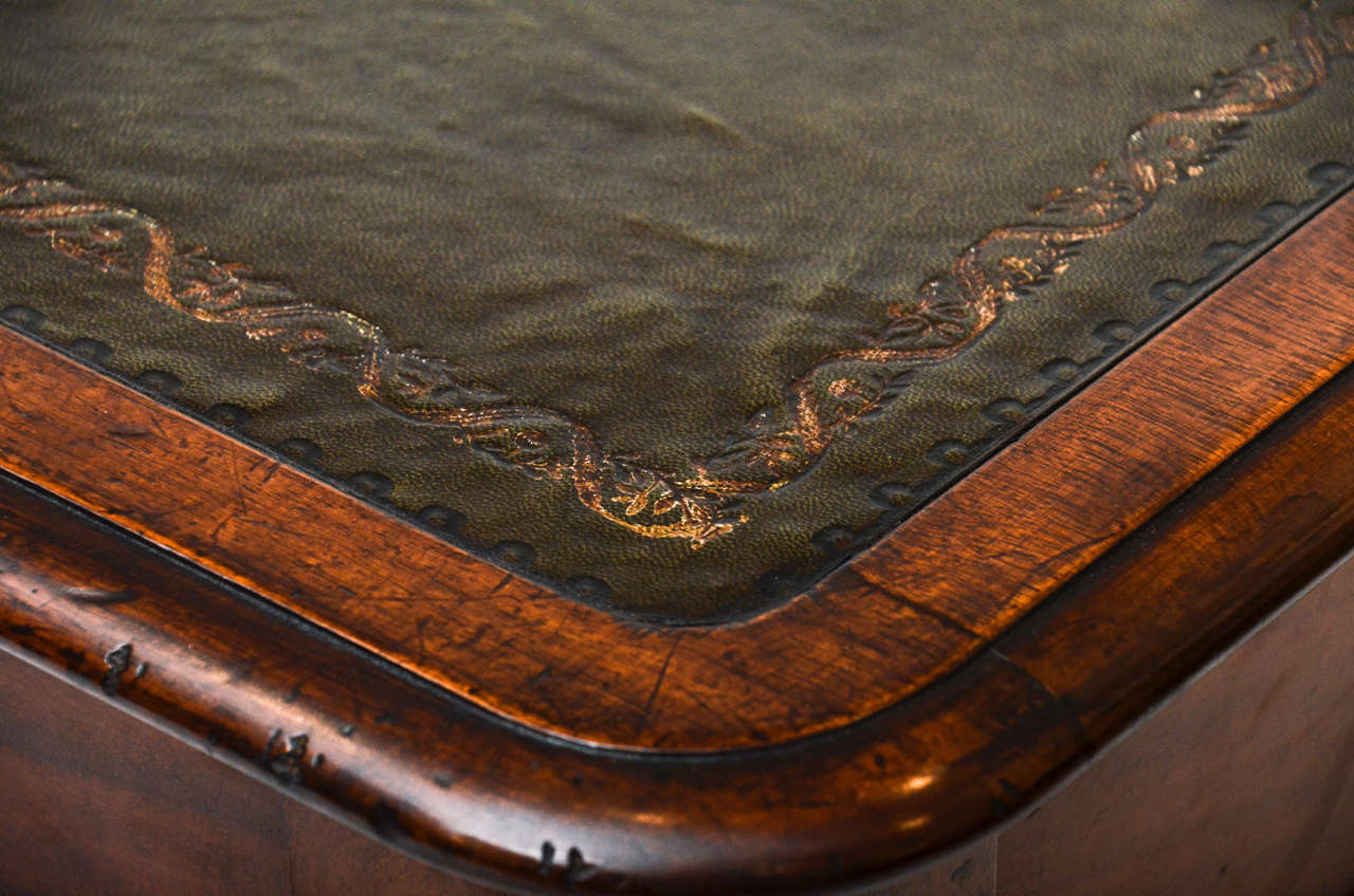 19th Century English Mahogany Writing Table For Sale 1
