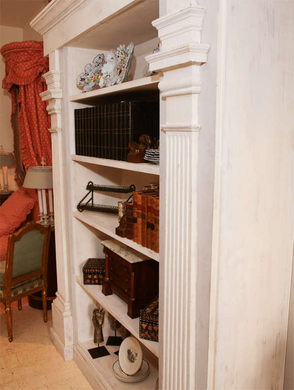 Federal-Style Bookcase with Architectural Columns In Excellent Condition In Hudson, NY