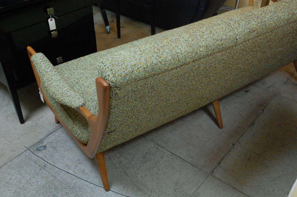 Italienisches Bergahorn-Sofa aus den 1940er Jahren (Stoff) im Angebot