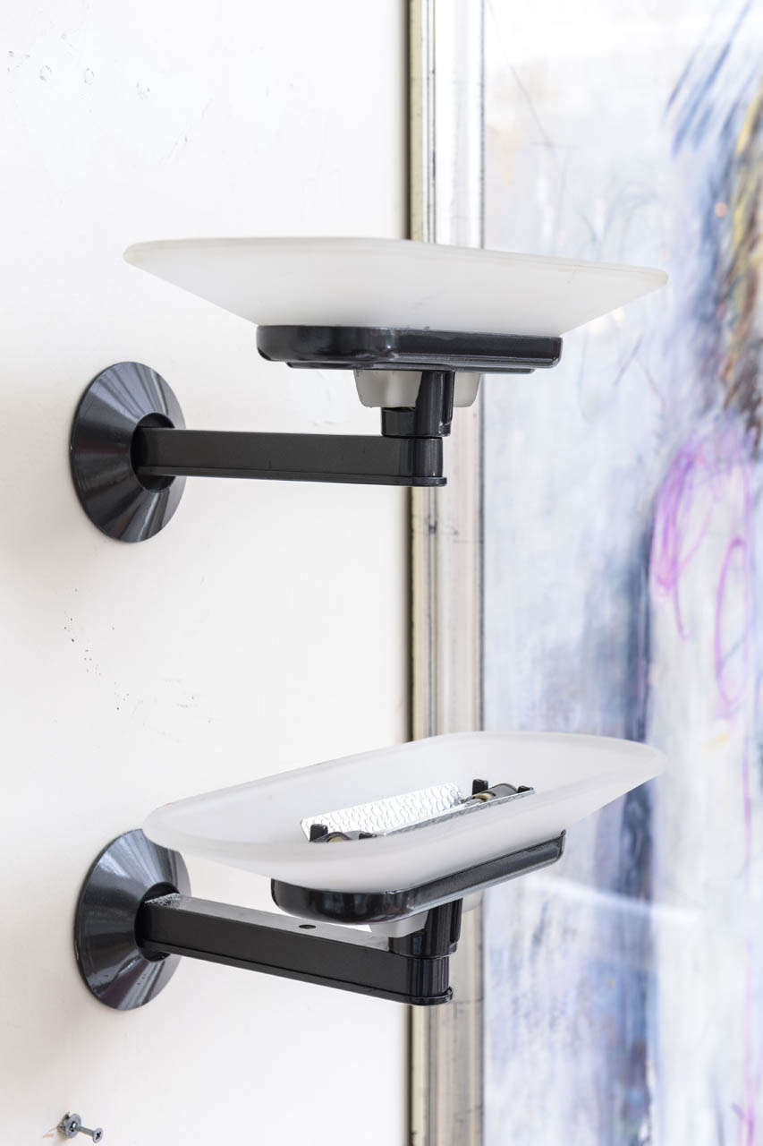 Set von zwei modernen Arteluce-Opalglas-Wandleuchtern, Italien im Angebot 1