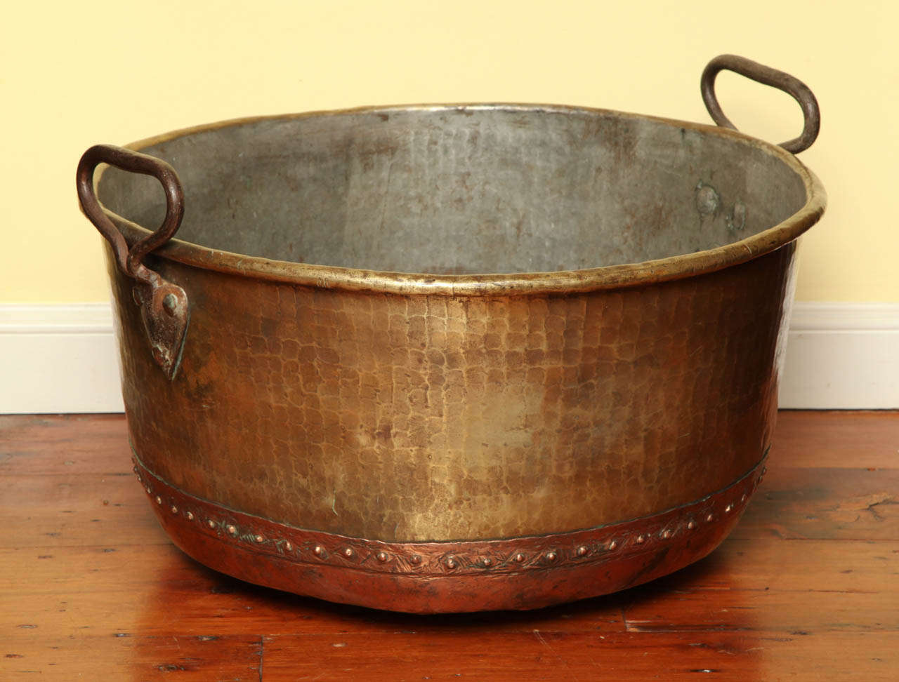 Fine large scale Cotswolds hand hammered and riveted copper and brass log bucket with a rolled top rim and having twin heart shaped iron handles secured with copper rivets.  English c.1860

Height of bucket: 13 3/4