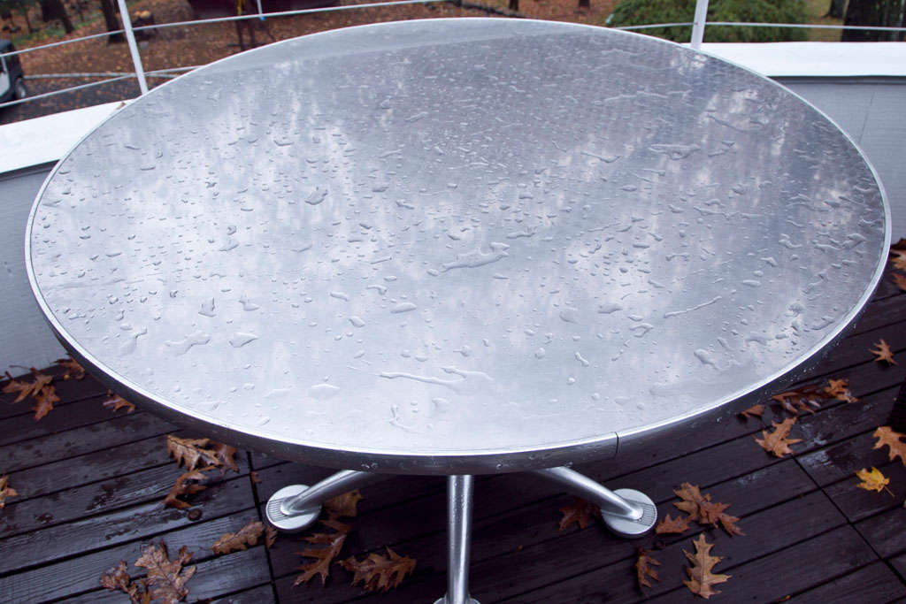 Knoll  Pensi  Bistro  Round  Table In Excellent Condition For Sale In Bedford, NY