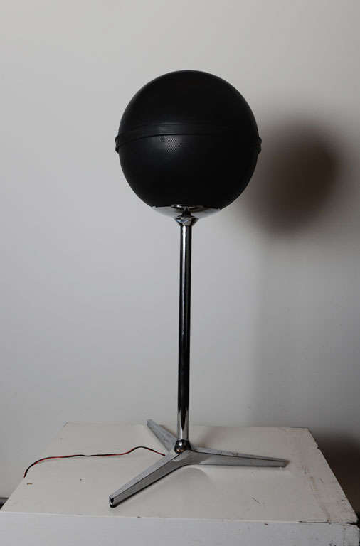 Set of 2 spherical loudspeakers by the German brand Grundig. These are the large version with 4 speakers in each ball for a perfect surround sound and a beutiful chrome plated tripod. Excellent sound and an excellent sign, to be fitted with any