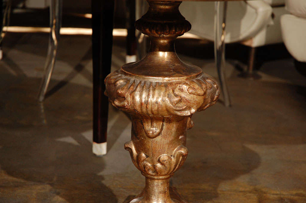 Italienischer vergoldeter Tischsockel aus dem 18. (18. Jahrhundert und früher) im Angebot