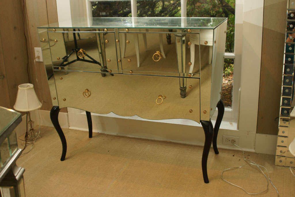 Attractive Mirrored 3-Drawer Commode
