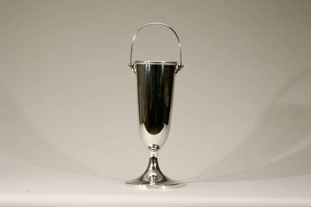 This tall and elegant Art-Deco style wine bucket can be used sitting on the floor next to the table or as a tall focal point on a bar. The insert can be removed for easy cleaning and fits nicely inside the bucket. The rotating handle has a ribbed