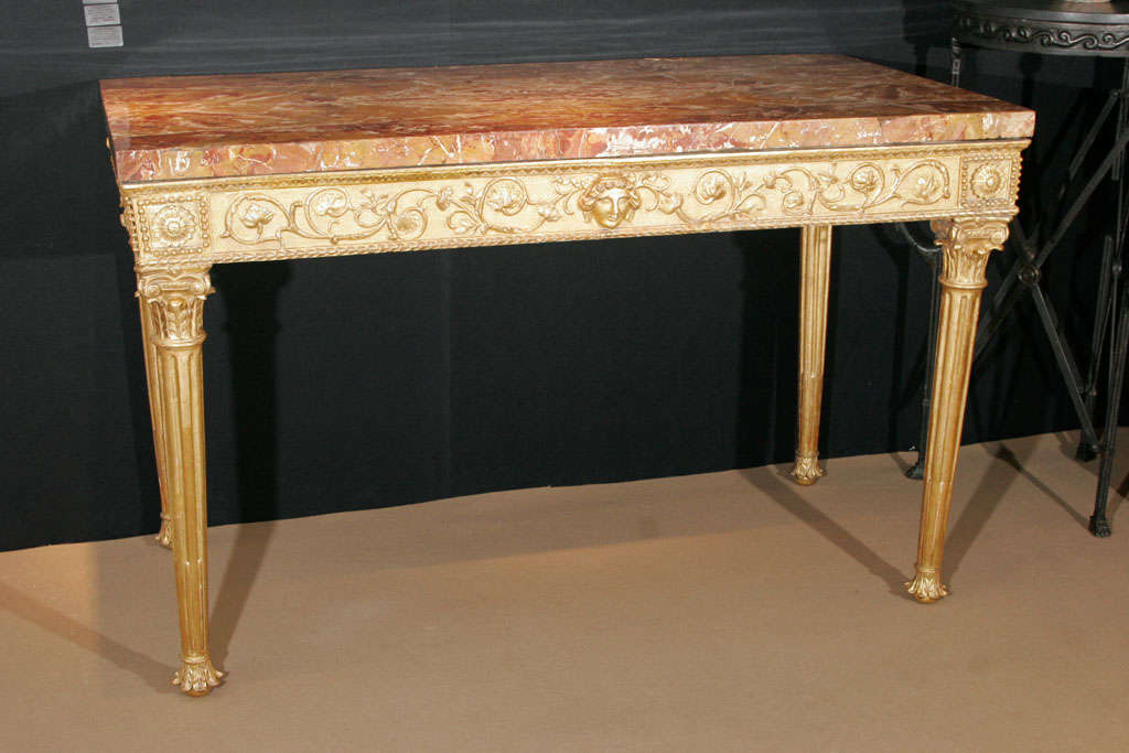 An important 18th.century Italian carved & gilded console table For Sale 4