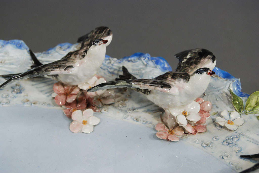 XIXe siècle Paire de plaques en céramique peintes à la main du 19ème siècle - Paysages marins - 2DM Oiseaux en vente