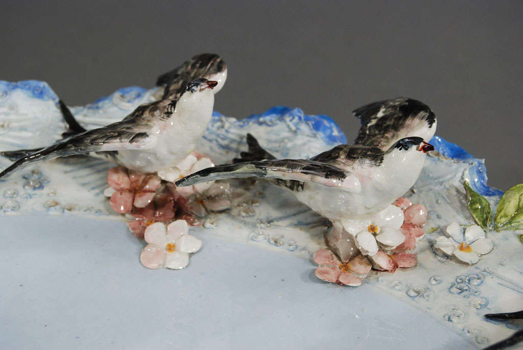 Paar handbemalte Keramiktafeln mit Meereslandschaften, 2-DM-Vogeln, 19. Jahrhundert im Angebot 1