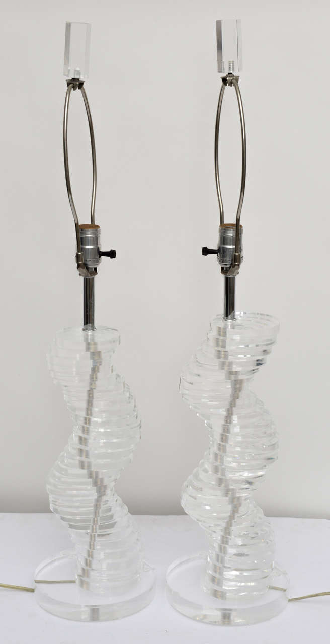 Pair of C. Hollis Jones Style, Marlee, Lucite, Spiral-Disc, Columnar Table Lamps In Good Condition In West Palm Beach, FL