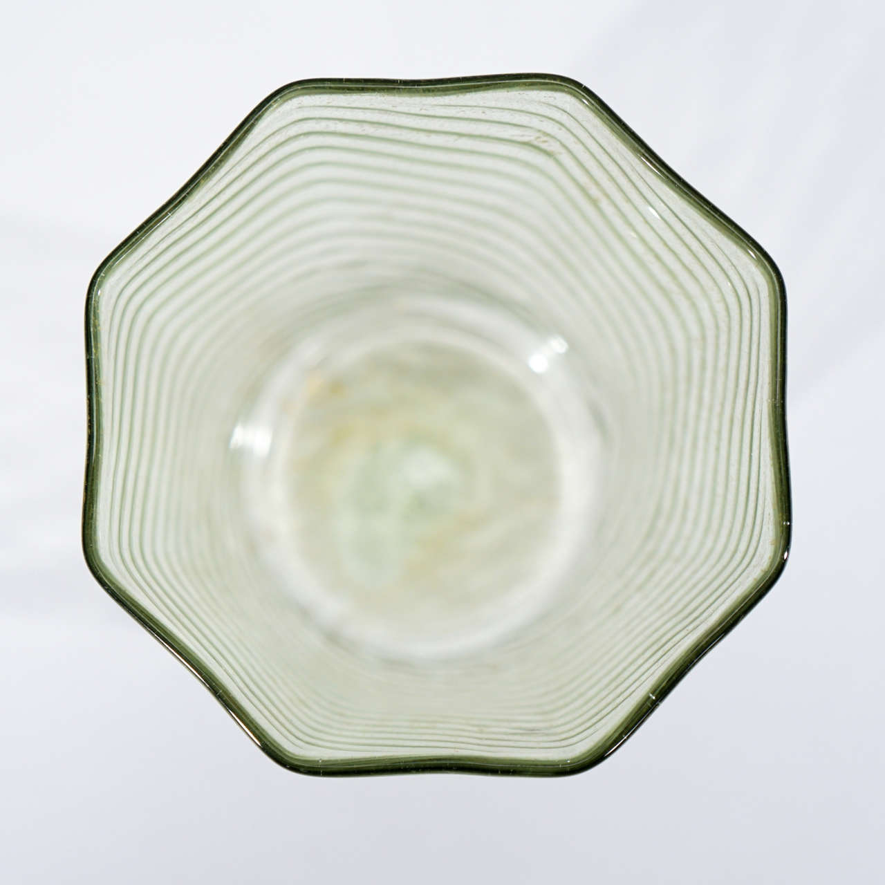 Set of 12 Salviati Green Optic Swirl Octagonal Tumblers W/ Gold Leaf Inclusions In Excellent Condition In Great Barrington, MA