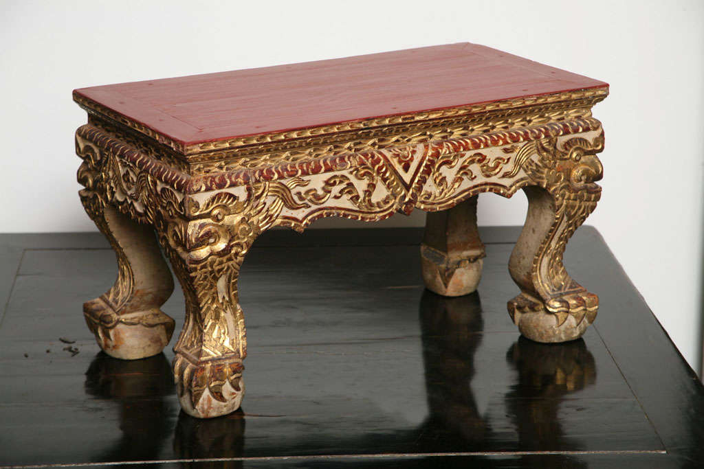 Pequeña Mesa Decorativa con Pedestal