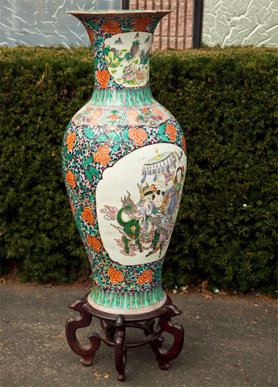 A LARGE COLORFUL EARLY 19TH CENTURY CHINESE PORCELAIN VASE ON WOODEN FIVE LEG STAND - DIFFERENT SCENES ON FRONT AND BACK- ALOT OF  COLOR