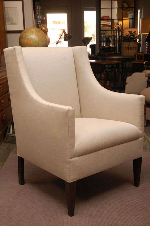 Der Edward von Lee Stanton Editions ist ein Sessel mit gerader Rückenlehne, elegant geschwungenen Armlehnen und spitz zulaufenden Füßen aus ebonisiertem Holz, gepolstert mit cremefarbenem belgischem Leinen oder einem Material nach Wahl des Kunden