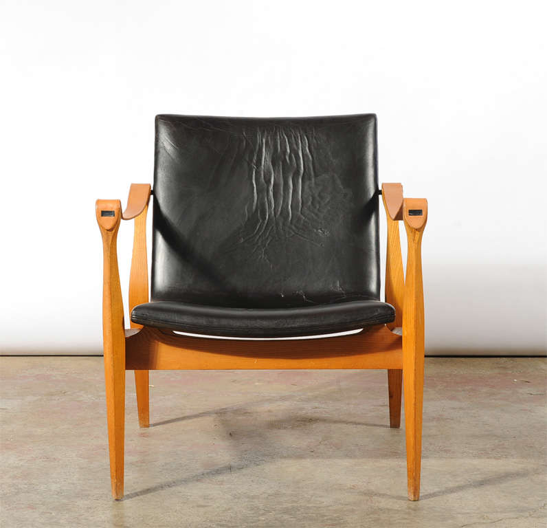 Armchair with frame in ash covered with black patinated leather, arm straps made of leather. Produced by Fritz Hansen. Literature: Danish Chairs, Noritsugu Oda, p. 149.