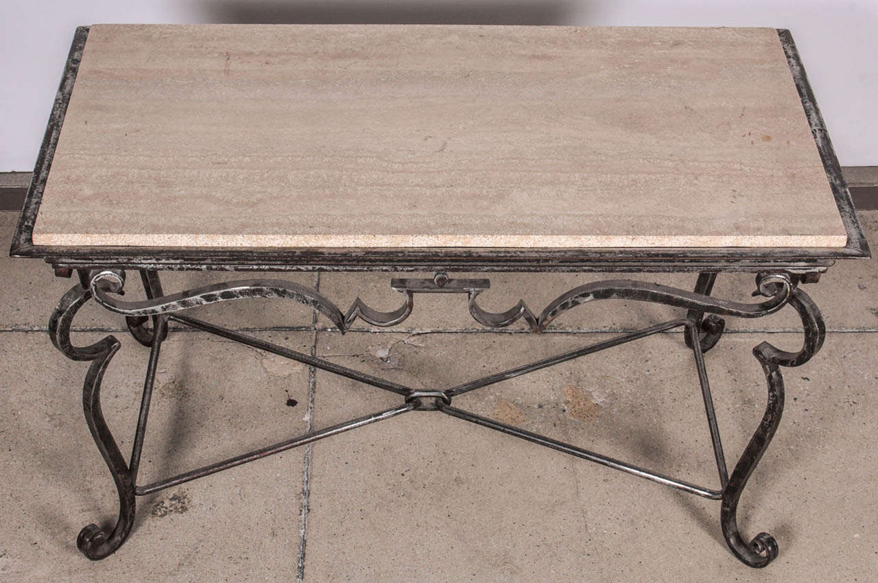 Français Table basse en fer français avec plateau en marbre travertin en vente