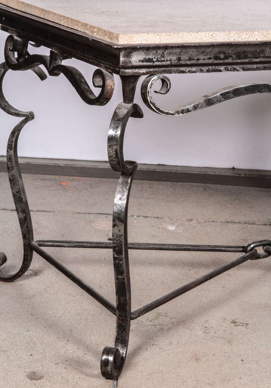 Table basse en fer français avec plateau en marbre travertin Bon état - En vente à Buchanan, NY