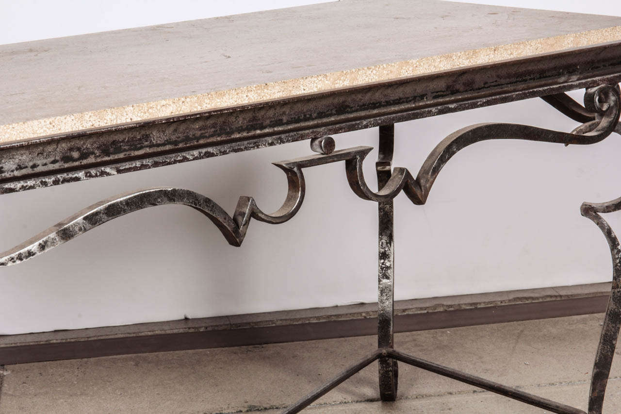 Milieu du XXe siècle Table basse en fer français avec plateau en marbre travertin en vente