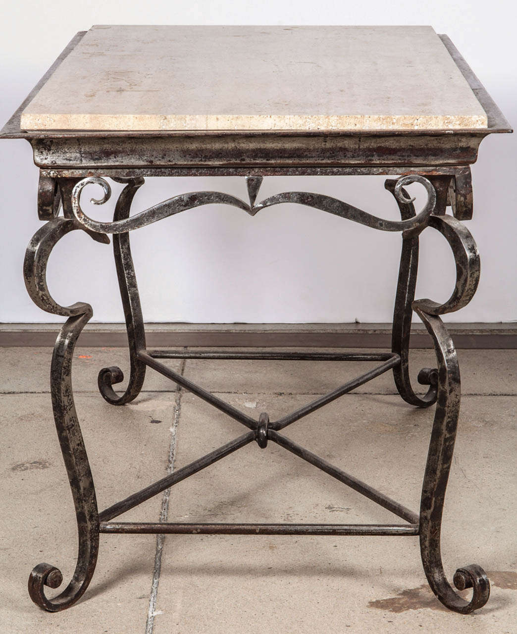 Fer Table basse en fer français avec plateau en marbre travertin en vente