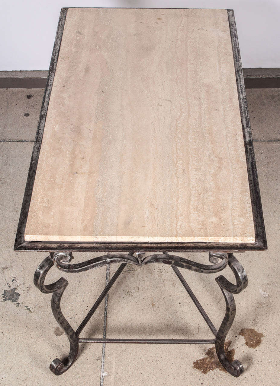 Table basse en fer français avec plateau en marbre travertin en vente 1