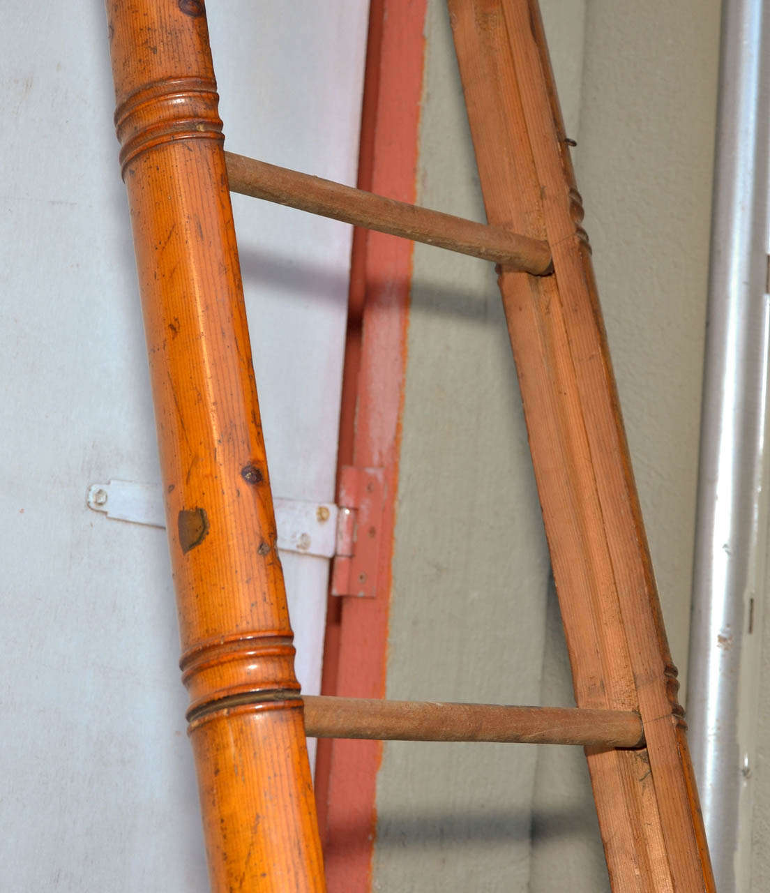 End of 19th Century Rare and High Library Ladder In Good Condition For Sale In Saint-Ouen, FR