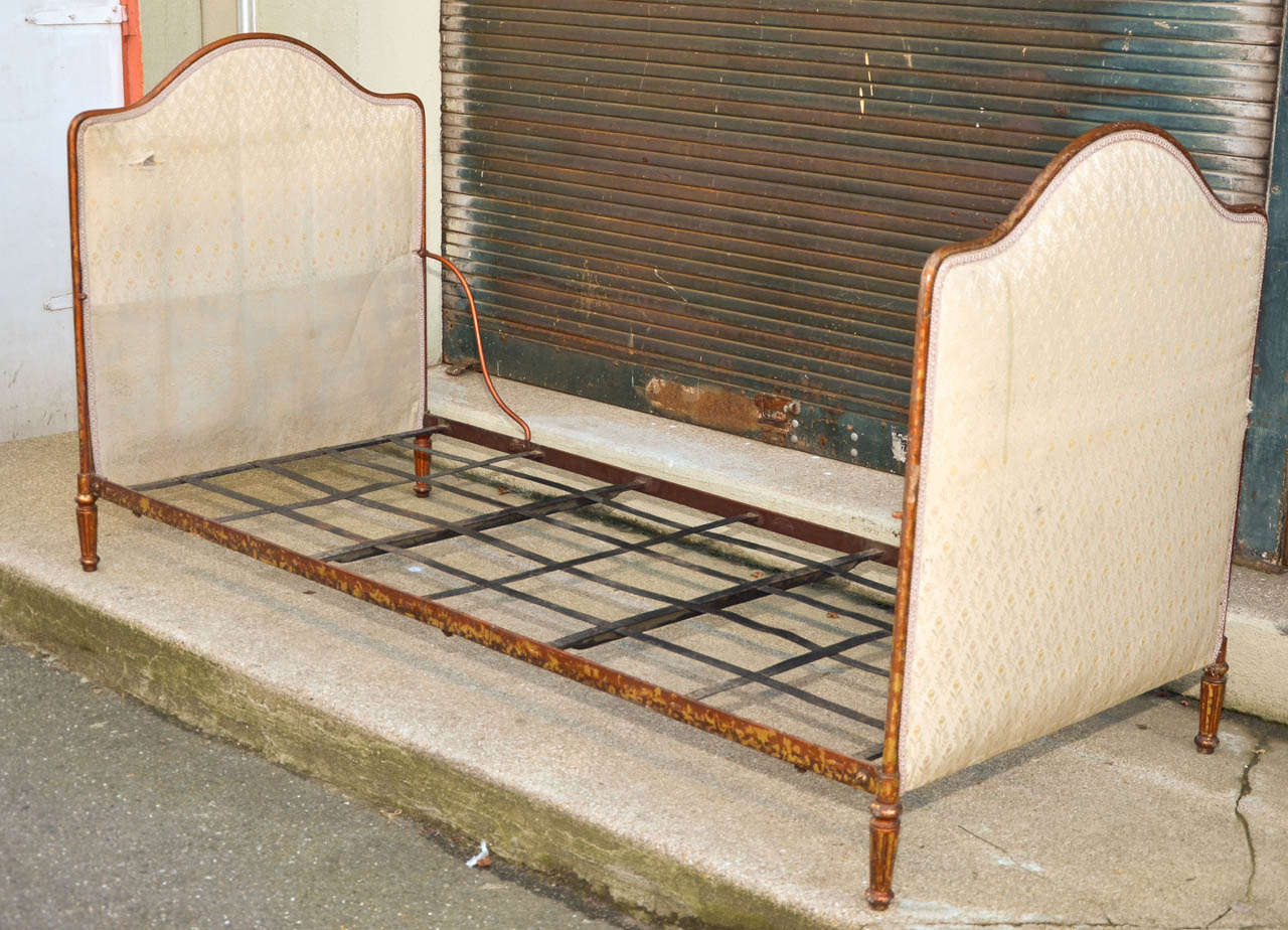 End of 19th Century officer folding bed. Iron structure and Louis XVI style cast iron feet. Original color and patina. Gilded remains.
Sleeping: length 74.4